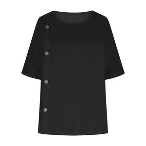 Vista dettagliata degli eleganti bottoni laterali su una camicetta casual in cotone e lino nera.