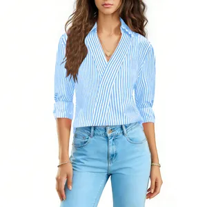 Dettaglio di camicetta a righe bianche e blu da donna con scollo a V e maniche a tre quarti