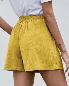 Vista trasera de pantalones cortos de lino amarillo con cintura elástica alta
