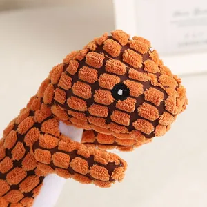 Dettaglio macro del resistente tessuto in velluto di mais arancione su questo dinosauro.