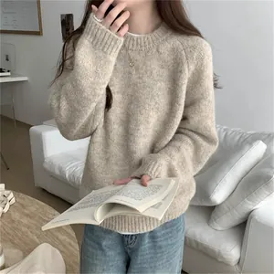 Pull en maille beige à col rond pour femme dans un cadre de vie décontracté et confortable