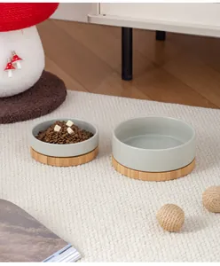 Matte graue Keramik-Futternäpfe mit Bambustabletts auf einem weißen Teppich