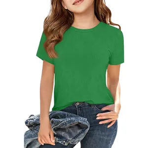 Detailweergave van een meisje in een groen geribbeld T-shirt met korte mouwen en ronde hals.