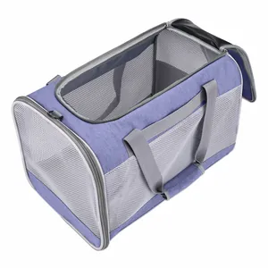 Detalle de la malla transpirable y cremallera en la bolsa de transporte violeta para mascotas