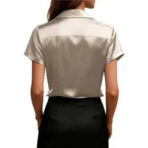 Elegante champagnerfarbene Satin-Kurzarmbluse für Damen in der Rückansicht gezeigt