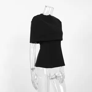 Vue détaillée d'un élégant haut à cape noir deux pièces sur un mannequin transparent