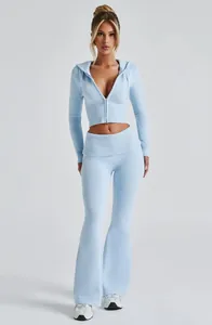 Dettaglio del set in maglia azzurro con crop top con cappuccio e pantaloni a zampa.