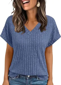 Detailweergave van een casual blauw dames T-shirt met V-hals en geribbelde textuur