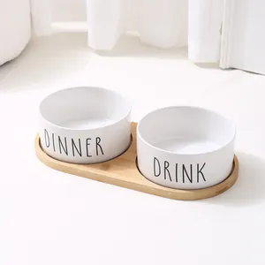 Minimalistisches Keramik-Napfset mit Bambustablett, Dinner und Drink