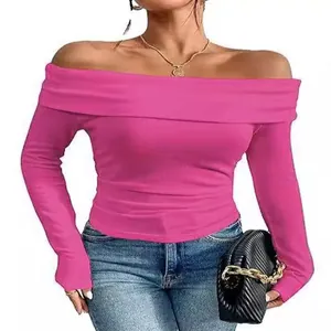 Vista dettagliata dell'elegante top a maniche lunghe con spalle scoperte rosa fucsia da donna