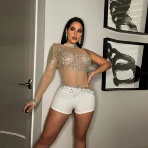 Dettaglio di un body sexy color carne a una manica con strass argentati scintillanti.