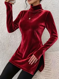 Detailansicht eines roten Samt-Rollkragenpullovers mit Seitenschlitzen und schmaler Passform