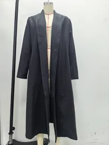 Vista completa profesional de un abrigo largo de lana negra para mujer en maniquí