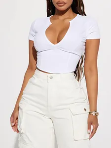 Λεπτομερής προβολή λευκού slim fit crop top με βαθιά λαιμόκοψη V και ραφές σε στυλ κορσέ