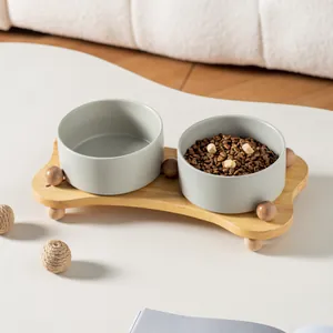 Ciotole in ceramica opaca su elegante supporto in rovere con piedi rotondi per animali