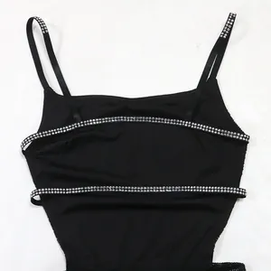 Gros plan d'un body sexy noir avec des garnitures décoratives en strass étincelants