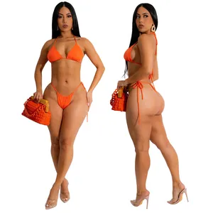 Vorder- und Seitenansicht eines leuchtend orangen Bikini-Sets für den Strand