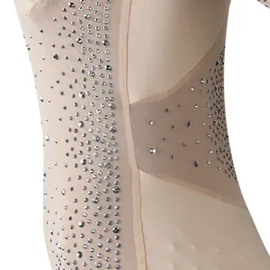 Dettaglio ravvicinato di un elegante body in mesh color nudo con strass argentati