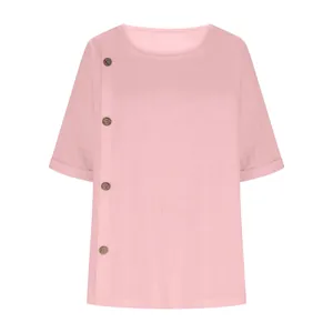Vista frontale della camicetta casual da donna in cotone rosa con dettagli in bottoni laterali