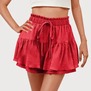 Dettaglio di skort estiva rossa a balze con coulisse in vita e trama del tessuto a strati