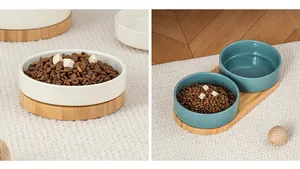 Vista dettagliata di ciotole per animali in ceramica con supporti in bambù naturale.
