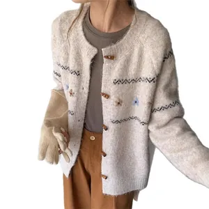 Cárdigan de punto blanco vintage con bordado floral y botones de cuerno clásicos para mujer
