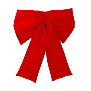 Dettaglio di un top a fascia in velluto rosso con maxi fiocco per stile elegante.