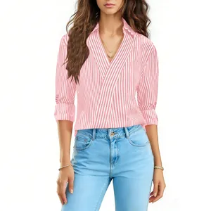 Dettaglio di una camicetta a righe rosa con scollo a V e maniche a tre quarti da donna.