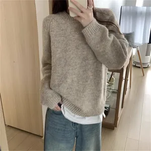 Gros plan sur un pull en maille beige avec texture douce et style décontracté