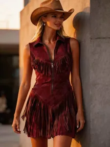 Vue détaillée de la robe Western en daim bordeaux avec franges et fermeture éclair
