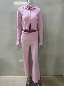 Dettaglio del set due pezzi in maglia rosa con felpa corta con cappuccio e zip