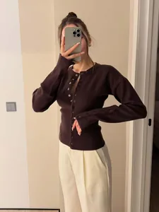 Körperbetonte dunkelbraune kurze Strickjacke mit modischer Knopfleiste auf der Vorderseite