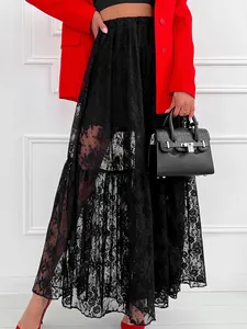 Jupe longue élégante en dentelle noire transparente avec motif floral et coupe en A