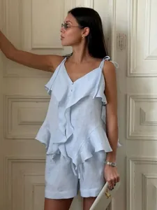 Ensemble deux pièces élégant avec caraco à volants bleu clair et short court d'été.