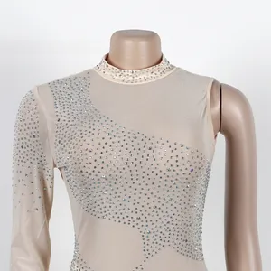Primer plano de detalles de diamantes en un vestido de malla color carne