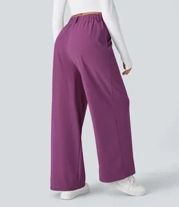Rückansicht der lilafarbenen Hose mit hoher Taille und weitem Bein aus fließendem Stoff