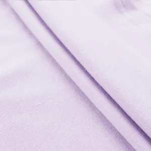Gedetailleerde macro-opname van zachte lichtpaarse gebreide stof voor dames sweatshirt