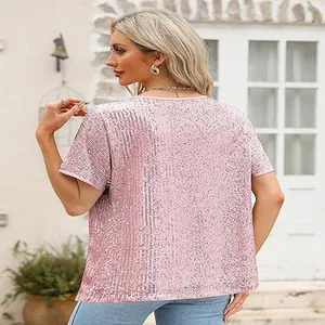 Vue arrière d'un haut à paillettes rose scintillant sur un modèle à l'extérieur