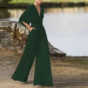 Elegante tuta intera verde scuro con scollo a V e gamba larga da donna vista dettaglio