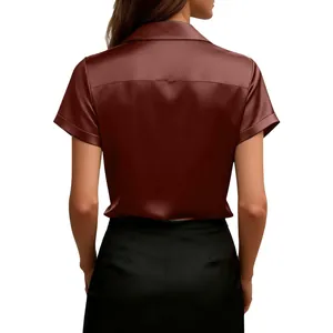 Rückansicht eines eleganten mahagonifarbenen Satin-Kurzarmhemdes für berufstätige Damen