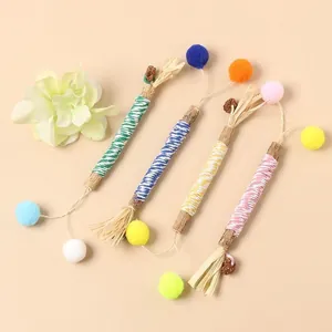 Katzen-Matatabi-Sticks mit buntem Baumwollseil, Pompons und Raffia zur Zahnreinigung