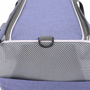 Primer plano de la ventana de malla gris y el robusto anillo en D en un bolso para mascotas violeta