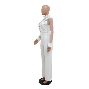 Perfil lateral de un elegante mono blanco de cuello alto con encaje y lentejuelas.