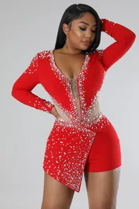 Tuta rossa a maniche lunghe con pannelli in mesh sexy, strass e decorazioni di perle