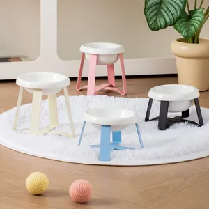 Ciotole rialzate in ceramica bianca per animali con supporti in metallo colorato minimal