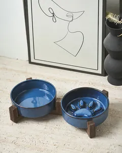 Elegantes Set aus Keramik-Antischlingnapf und normalem Napf auf einem Holzständer.