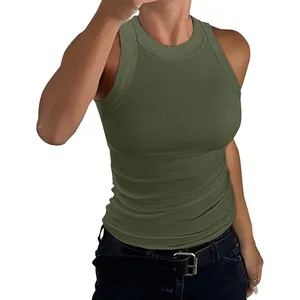 Détail de la texture côtelée vert olive sur un débardeur slim pour femme à dos nageur.