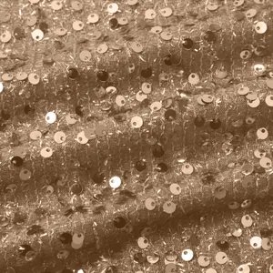 Detailaufnahme von champagnerfarbenem Paillettenstoff für Damenoberteile