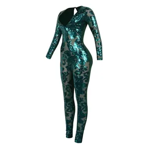 Vista dettagliata della tuta in mesh con paillettes verde scuro e scollo a V profondo