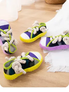 Detailansicht von Hundespielzeug in Schuhform aus Segeltuch mit dicken Baumwollseilen.